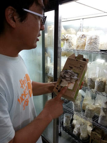 이현수 꼬마농부 대표가 `버섯친구` 상품을 보여주고 있다.