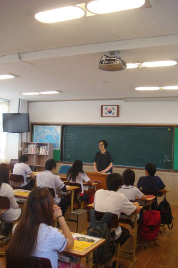 경북 상주 화동중학교는 전국 최초로 기존 형광등을 대신해 LED 학습용 감성조명을 시범설치했다. 1년간의 필드테스트 결과 독서속도가 35% 향상되는 등 효과를 거두고 있다.