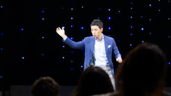 첫 강연자인 김창옥 퍼포먼스트레이닝 대표는 `유쾌한 소통의 법칙`이라는 주제로 강연했다.