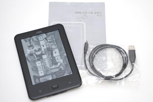 ▲ 패키지 내용물은 본체와 케이블, 설명서가 전부다.