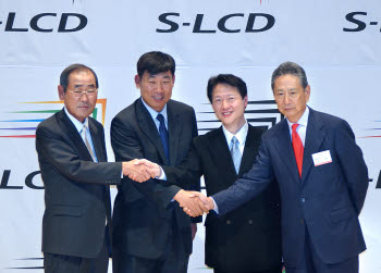 2004년 4월 삼성전자와 소니의 합작법인 S LCD 출범당시 모습. 왼쪽부터 윤종용 당시 삼성전자 부회장, 장원기 S LCD 대표, 나카자와케이지 S LCD 최고재무책임자, 이데이 노부유키 소니 회장이 손을 맞잡고 있다.