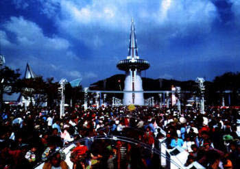 1993년 대전엑스포 한빛탑 광장에 모인 관람객 모습.