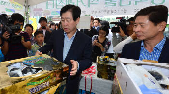 삼성 사장단, `오늘은 자매마을 직거래 장터 일일점장!`