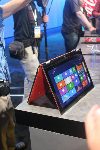 인텔은 11일(현지 시각) 4세대 코어프로세서 기반의 울트라북 컨버터블 시제품을 포럼 참가자들에게 공개했다. 사진은 레노버 4세대 울트라북 컨버터블. 모니터가 360도 접혀 스마트패드처럼 사용이 가능하다.