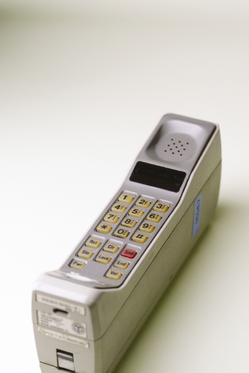 1988년 3월 국내 처음으로 이동전화서비스가 시작됐다. 최초 단말기인 모토로라 '다이나텍(Dynatac) 700'