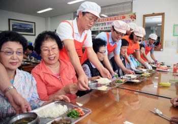 경북지방우정청, 19일 노인복지관 무료급식 봉사활동