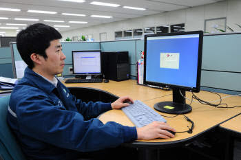 현대중공업 통합전산실 직원이 데스크톱 가상화 도입 후 넓고 쾌적해진 사무 환경에서 업무를 보고 있다.