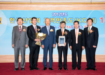 우정사업본부(우편)가 한국산업고객만족도(KCSI) 행정서비스 부문 14년 연속 1위를 차지했다.김명룡 우정사업본부장(오른쪽 세번째)과 허태학 CS리더스클럽위원장(왼쪽 세번째) 등 우정사업본부 관계자들이 4일 인증패를 받고 기념촬영을 하고 있다.