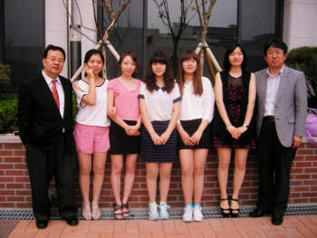 이브와 프로젝트 멘토링 사업에 참가 중인 숭의여자대학 `모바일 창업 동아리` 팀원들.