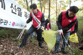 LG디스플레이 파주사업장 임직원 90여명이 파주 월롱산에서 등산로 쓰레기 수거 등의`푸른산 사랑운동` 캠페인을 진행했다.