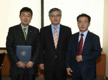 김동기 모바일·전파 PM과 김충식 방통위 부위원장, 김상룡 차세대방송 PM이 위촉식에서 기념촬영하는 모습