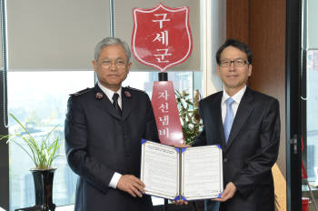 올해부터 자선냄비에 신용카드로 기부할 수 있다. 이두형 신용카드사회공헌위원회장(여신금융협회장·오른쪽)과 박만희 한국구세군 사령관은 30일 충정로 구세군빌딩에서 디지털자선 냄비 지원을 위한 협약을 체결했다.