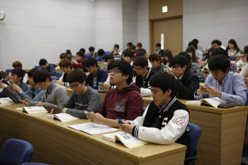 `창의적 공학설계` 과목에 참가 중인 성균관대 학생들이 스마트폰을 이용해 수업에 참가하고 있다.