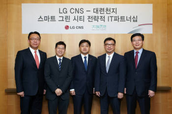 한지원 LG CNS 중국법인장(좌측부터 ), 캘빈 다롄천지 부대표, 백상엽 LG CNS 전략/마케팅본부장, 라파엘 다롄천지대표, 박진국 LG CNS 공공/SOC사업본부장 등 양사 경영진이 전략적 IT파트너십을 체결하고 기념촬영을 하고 있다.