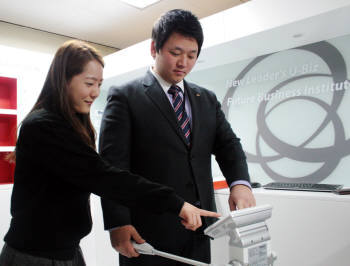 한화S&C 직원들이 `건겅한 직원, 건강한 기업` 프로그램을 통해 유라이프케이 도메인 서비스 플랫폼을 이용하고 있다.