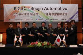 서진오토모티브와 일본 FCC가 소재부품 글로벌 M&A 콘퍼런스에서 협약식을 체결했다. 왼쪽부터 남욱희 서진오토모티브 대표, 신장철 한국부품소재투자기관협의회장, 토시미츠 마츠다 FCC 전무.