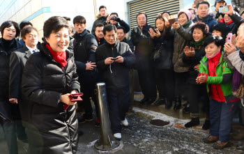 박근혜 대통령 당선인, 독거노인 찾아 도시락 전달