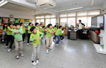 중랑초등학교 3학년 2반 어린이들이 X박스360 키넥트 게임을 활용한 수업 활동에 참여하고 있다.