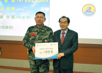 신만중 삼천리 사장이 김시록 해병대 2사단장에게 위문금을 전달하고 기념촬영하고 있다.