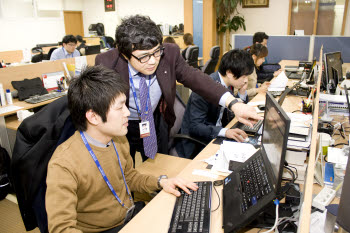 홍병진 데이타뱅크시스템즈 대표(왼쪽 두 번째)와 직원이 DB암호화 솔루션에 대해 이야기를 나누고 있다.