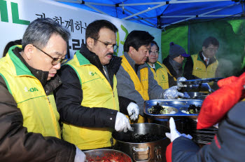 에쓰오일, 쪽방촌에서 700명과 떡국 나눔