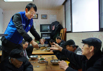 강대관 현대HCN 대표가 떡국을 나눠주고 있다.