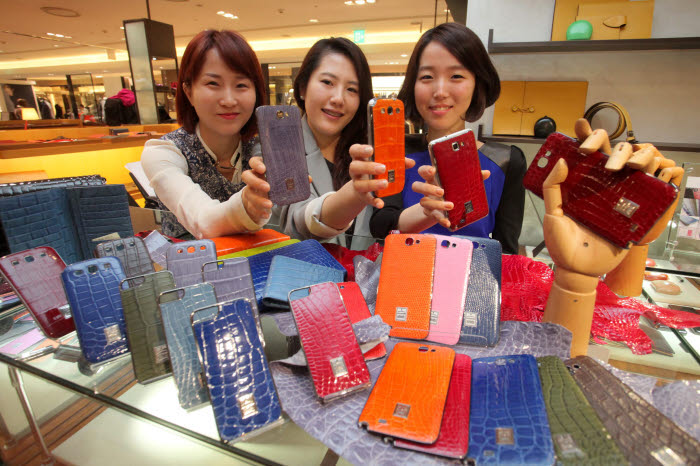 신세계백화점, 천연가죽 스마트폰 케이스 판매
