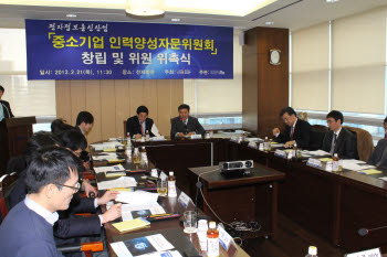 한국전자정보통신산업진흥회(회장 윤종용)는 21일 중소기업 인력양성을 위해 산·학·연 전문가로 구성된 `중소기업 인력양성 자문위원회` 발족식을 상암동 사옥에서 가졌다.