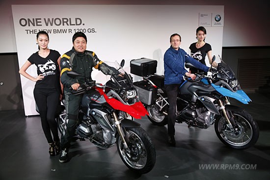 양준혁씨와 한스-크리스티안 베텔스 BMW 그룹 코리아 부사장이 BMW 뉴 R1200 GS에 탑승했다.