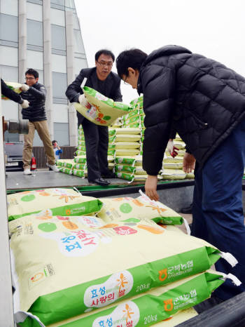 효성 임직원들이 서울 마포구청에서 `사랑의 쌀` 포대를 전달하고 있다.