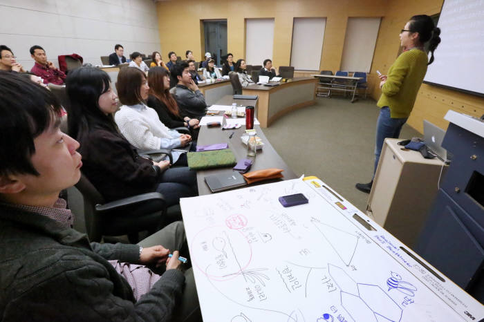 청년 슬롯사이트 업자 발굴·육성을 위한 대학의 노력이 한창이다. 사진은 KAIST 경영대학이 운영하는 사회적 기업가 MBA 수업 모습.