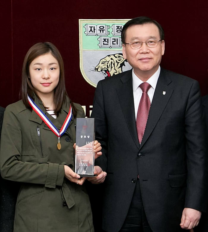 김병철 고려대 총장(오른쪽)이 김연아 선수에게 공로패와 함께 기념메달을 수여하고 있다.