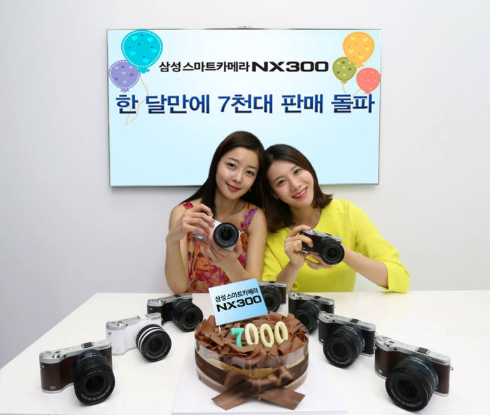 삼성 미러리스 카메라 NX300, 출시 한달간 7000대 판매