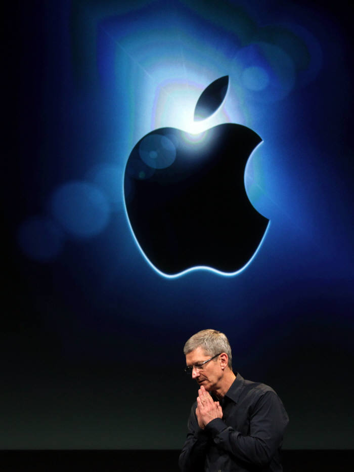 Apple CEO Tim Cook speaks at Apple headquarters in Cupertino, California October 4, 2011. REUTERS/Robert Galbraith (UNITED STATES - Tags: SCIENCE TECHNOLOGY BUSINESS)