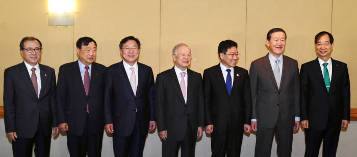 산업통상자원부는 2일 메리어트호텔에서 경제 5단체장 간담회를 개최했다. 참석자들이 간담회 시작에 앞서 기념촬영을 하고 있다. 왼쪽부터 한정화 중소기업청장, 이희범 경총 회장, 김기문 중기중앙회장, 손경식 대한상의 회장, 윤상직 산업부 장관, 한덕수 무역협회장.