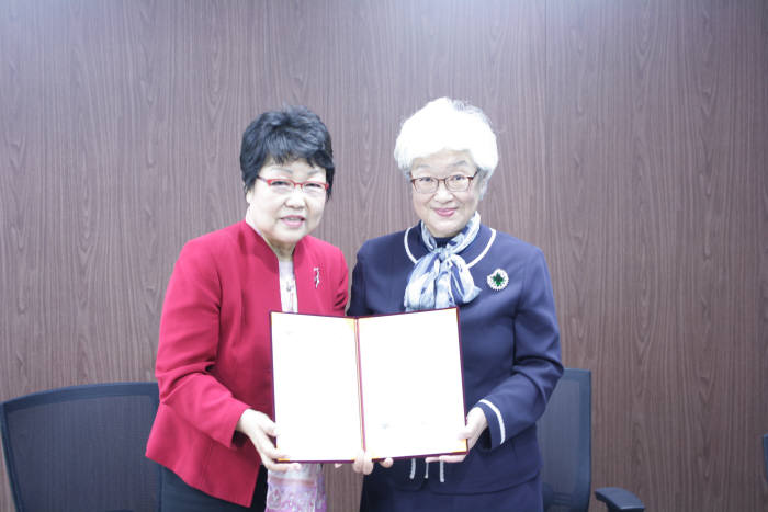 김영순 한국코칭센터(리더십센터 그룹) 대표(왼쪽)와 이혜숙 한국여성과학기술인지원센터 소장(오른쪽)이 양해각서를 교환하고 있다.