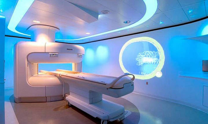 앰비언트 익스피리언스가 적용된 MRI 촬영실. 방의 모든 코너가 둥글게 설계돼 환자가 공간을 보다 넓고 쾌적하게 느낄 수 있다.