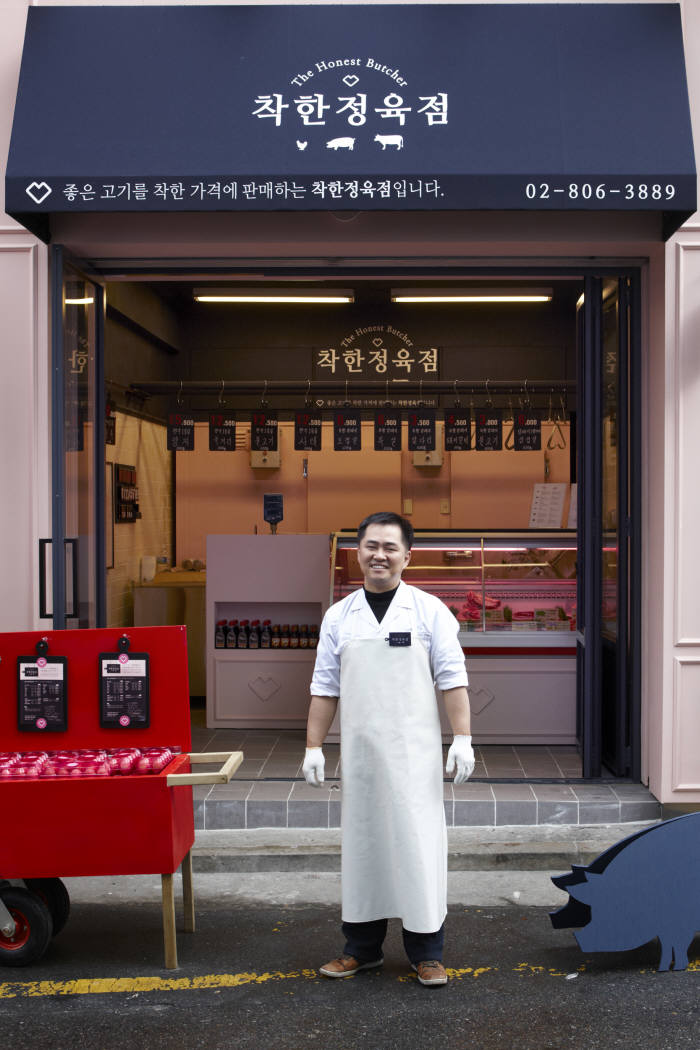 1) 7호점 공사 후 외관 풍경.김재곤 사장이 환하게 웃고 있다