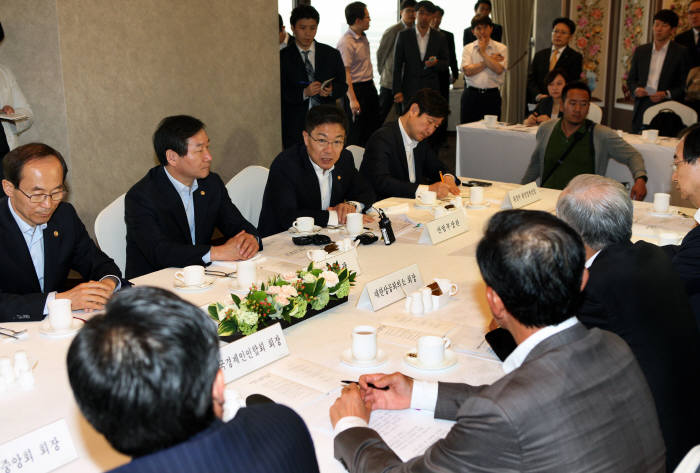 윤상직 산업부장관이 경제5단체장들에게 화학물질 안전대책의 필요성에 대해 언급하고 있다.