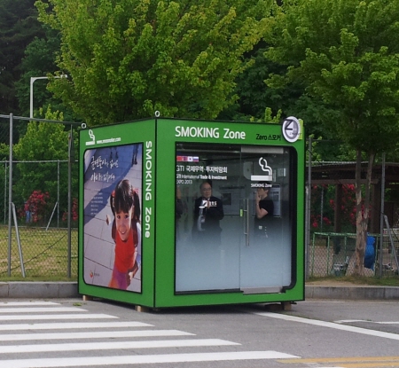 흡연자 인권 생각한 자체정화흡연부스 '제로스모커'