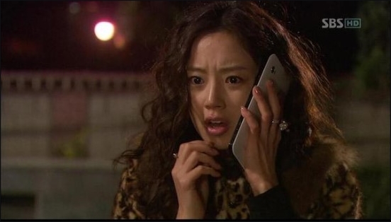 드라마 속 갤럭시탭 전화 모습. 당시에는 상당히 어색한 장면이었다.