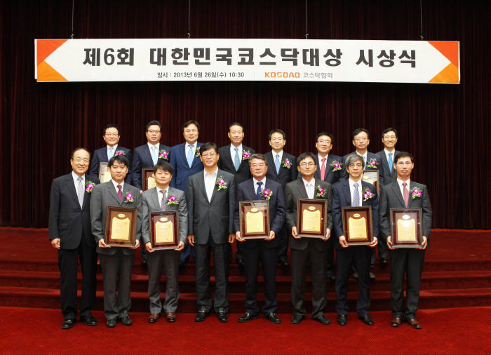 제 6회 대한민국코스닥대상 시상식이 26일 한국거래소 국제회의장에서 열렸다. 안재일 성광벤드대표(앞줄 오른쪽 네 번째) 등 수상기업 관계자들이 김재홍 산업자원부 차관(오른쪽 다섯 번째) 등과 기념촬영했다.