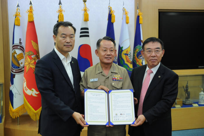 김영민 특허청장, 최윤희 해군 참모총장, 윤동열 대한변리사회장(왼쪽부터)이 해군 지식재산 생태계 구축을 위한 업무협약을 체결했다.