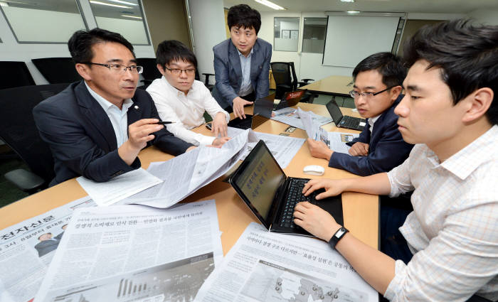 지난 3월부터 해외 국가들의 전력민영화 시장을 기획취재한 전자신문 그린데일리 기자들이 한자리에 모였다. 6개국 기획취재를 통해 지면의 한계로 소개하지 못한 가슴속 이야기를 풀어놨다. 본지 그린데일리 기자들이 기획탐방 취재기사에 대해 논의를 하고 있다.정동수기자 dschung@etnews.com