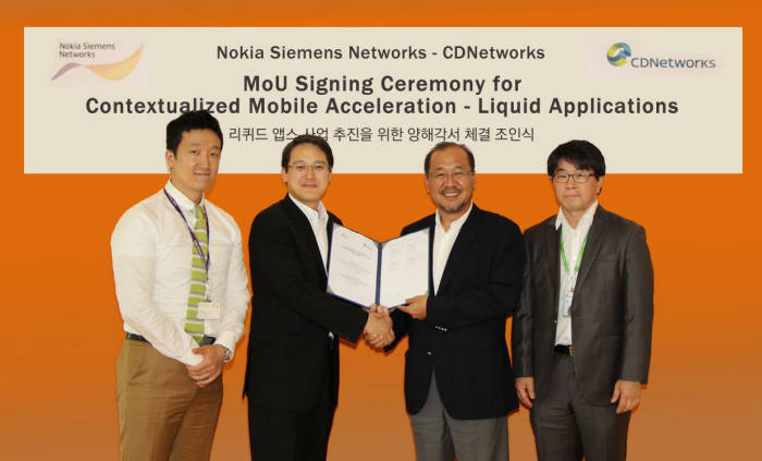 원재준 NSN코리아 사장(왼쪽 두 번째)과 고사무열 씨디네트웍스 사장(왼쪽 세 번째)이 리퀴드 앱스 MOU를 교환한 후 악수를 하고 있다.