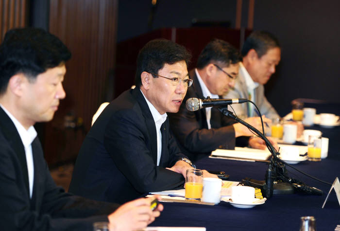 윤상직 산업통상자원부 장관(왼쪽 두번째)이 8일 반포동 팔래스호텔에서 열린 `한중 FTA 관련 농수산업계 간담회`에서 FTA 추진 현황을 설명하고 있다.