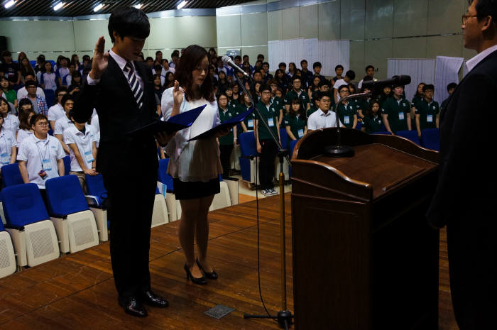 8일 대전 KT인재개발원에서 개최된 제7기 글로벌 무역전문가 양성사업 입교식에서 학생대표가 선서를 하고 있다.