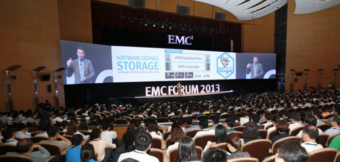 제레미 버튼 EMC 부사장이 서울 코엑스에서 열린 `EMC 포럼2013`에서 기조강연을 하고 있다.