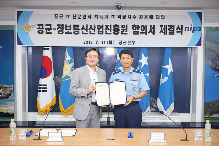 박수용 정보통신산업진흥원장(왼쪽)과 성일환 공군 참모총장이 협약서를 들고 기념촬영했다.