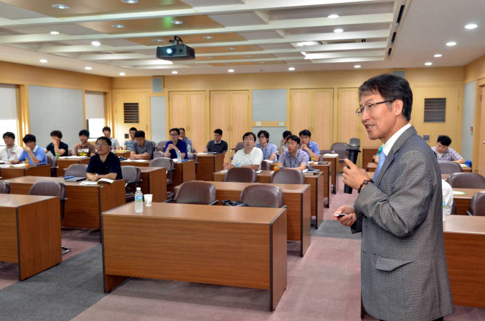 15일 재료연구소 소재융합 정기세미나에서 문상진 화학연 책임연구원이 국내외 유기태양전지 기술 개발 동향과 상용화 과제에 대해 설명하고 있다.